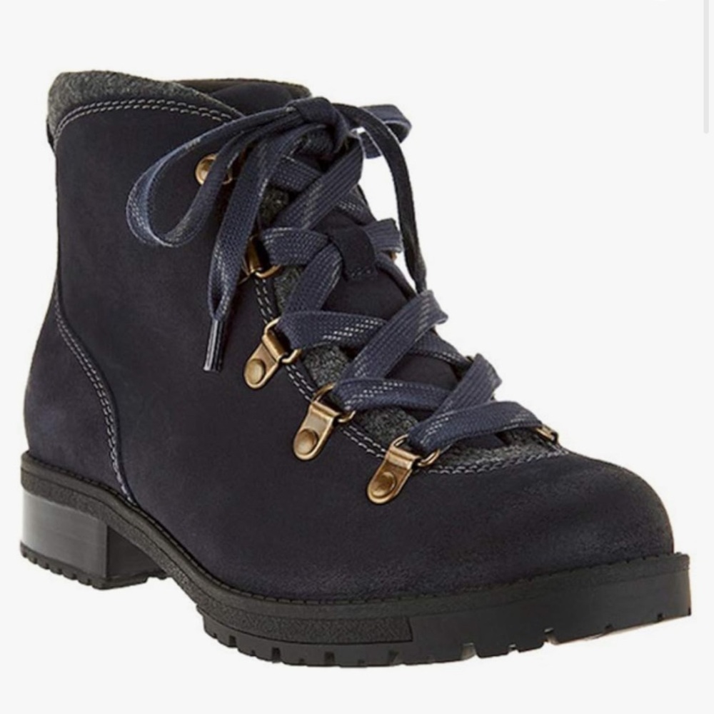 Clark’s Faralyn Alpha Suede Boots. Navy. Size 11. Very good condition.